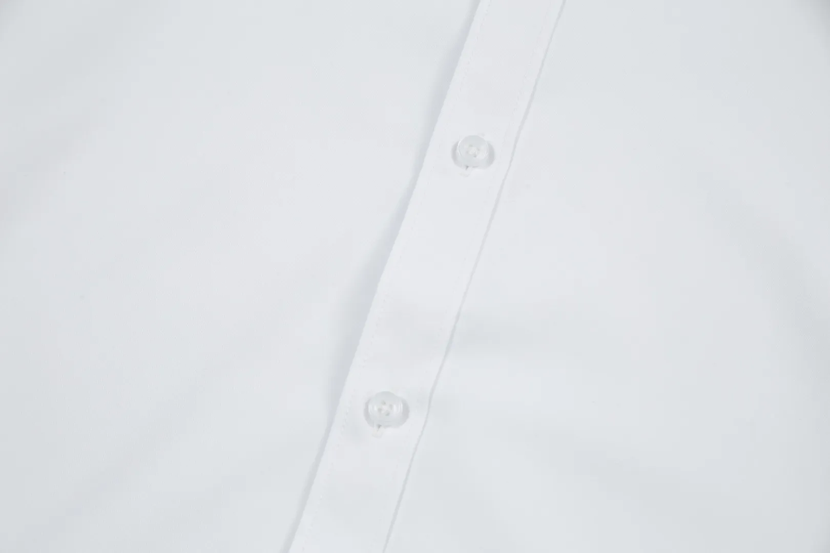 Ami Amy's early spring New Arrival high-tech pure cotton and bamboo fiber blended casual lapel shirt! Trading company channels are rare and available on the official website simultaneously! A classic iconic piece with excellent tailoring and unparalleled comfort, it is an indispensable shirt for spring, summer and autumn! A style that has always been popular, Classic will never go out of style! This shirt is customized by the customer. It is made of 50% cotton + 50% bamboo fiber. It is blended to create a silky high-tech cotton fabric. The ready-made garment is processed with a special process to maximize comfort and softness. It feels silky, soft and light, ensuring the comfort and breathability of the wearer. It can also be used as a sun protection garment in spring and summer! The shirt is an indispensable item in the modern casual wardrobe. With its loose gallery cut and lapel design, the upper body has the temperament of a shirt and the toughness of a big-name brand. In many clothing fields, quality control and style design have always been appropriate, making it a reassuring choice! Size: 39-43 (M-3XL) Color: Black White Size recommendation: Height 174-140 pounds, try on size 40! Boys' weight: Choose size 39 if you are under 135 pounds, choose size 40 if you are 138-145 pounds, choose size 41 if you are 145-155 pounds, choose size 42 if you are 155-165 pounds, choose size 43 if you are 165-185 pounds!